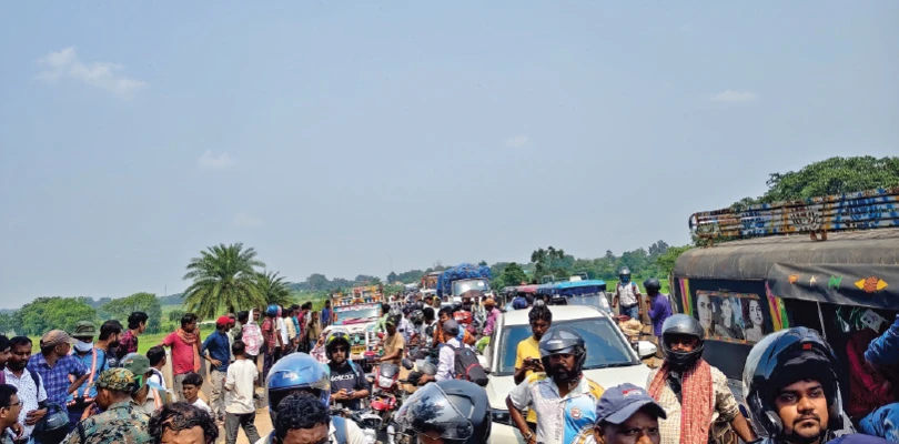 স্কলারশিপের দাবিতে পুরুলিয়ায় অবরোধ আদিবাসী ছাত্রছাত্রীদের