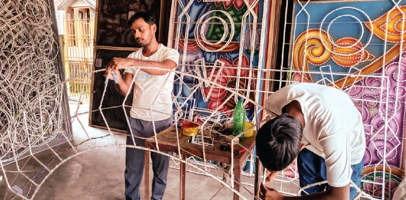পঞ্চমীর আগে আলোর কাজ শেষের তাড়া, রাতদিন ব্যস্ত কৃষ্ণনগরের আলোকশিল্পীরা