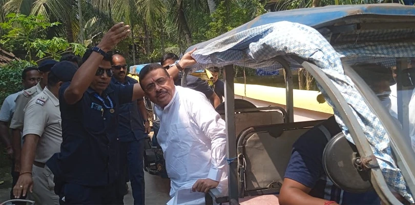 নন্দীগ্রামের নন্দনায়েকবাড় বুথে টোটোয় চড়ে ভোট দিতে এলেন মুখ্যমন্ত্রী শুভেন্দু অধিকারী