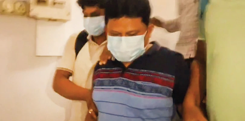 ঠিকাদারের কাছ থেকে ঘুষ, হাতেনাতে ধৃত জেলা পরিষদের ইঞ্জিনিয়ার