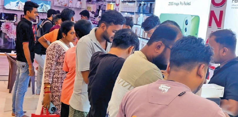 মোবাইল কিনলেই টিভি-ফ্রিজ থেকে জমি ও সোনার গয়না জেতার সুযোগ, পুজোর বাজারে ক্রেতা টানতে অফারের ছড়াছড়ি!