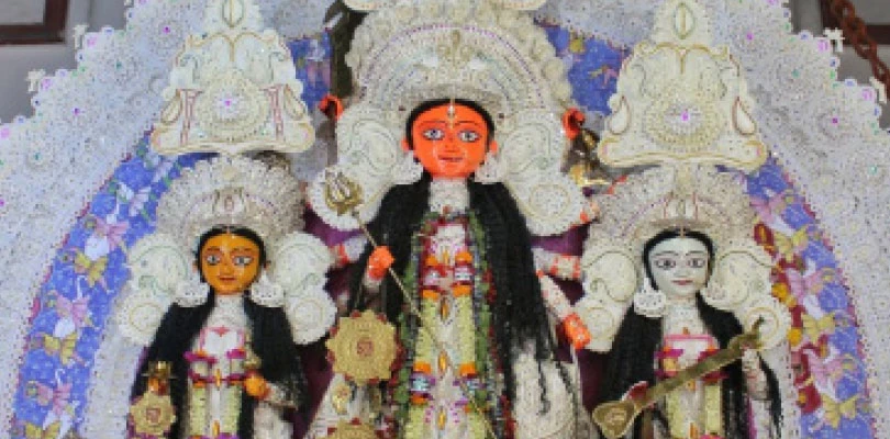 সখী বেশে পুজোয় রামকৃষ্ণ, রাসমণির বাড়ি থেকেই নারী ক্ষমতায়নের বার্তা, তলোয়ার হাতে ‘ব্রিটিশ দম্ভ’ বধ করেছিলেন রানিমা