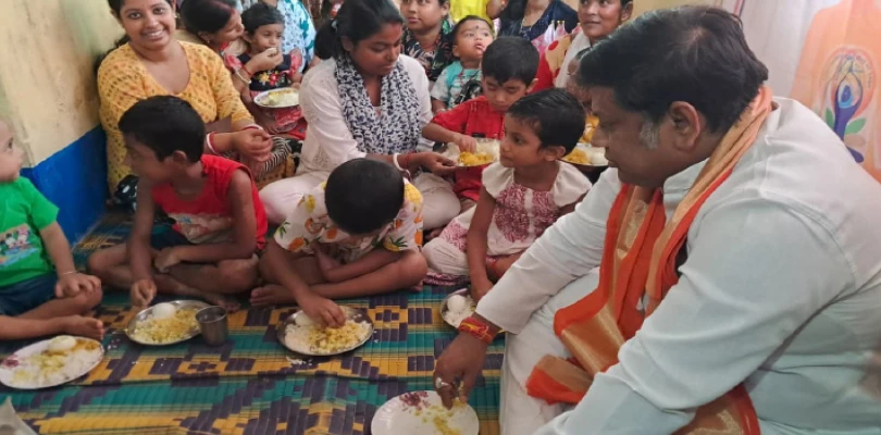 অঙ্গনওয়াড়িতে মন্ত্রী সুকান্ত, শিশুদের সঙ্গে একসঙ্গে খেয়ে বাসনও মাজলেন