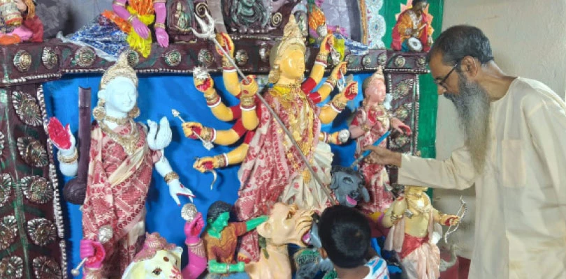 রসায়নের শিক্ষক নিজের হাতেই গড়েন দুর্গা, দেশ-বিদেশ থেকে আসেন প্রাক্তন পড়ুয়ারা, নিমতায় অভিনব পুজো, হাত লাগান সংখ্যালঘু ছাত্ররাও