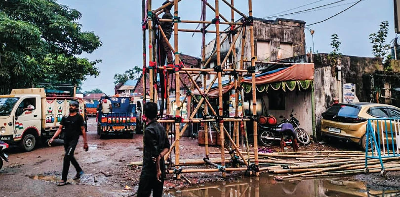 পুজোর জন্য তৈরি বাঁশের কাঠামোয় আটকে যাচ্ছে লরি, থানায় অভিযোগ