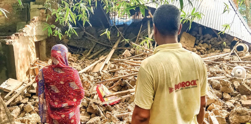 দাসপুরের বাসুদেবপুরে ধুলোয় মিশল দোতলা মাটির বাড়ি, দিশেহারা পরিবার