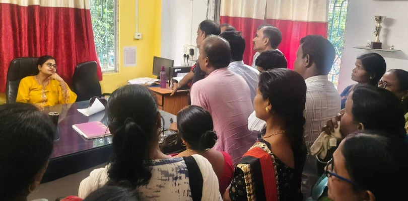 পুজোর মুখে সাম্মানিক ঢুকল কম, বিক্ষোভ পার্শ্ব শিক্ষক-শিক্ষিকাদের