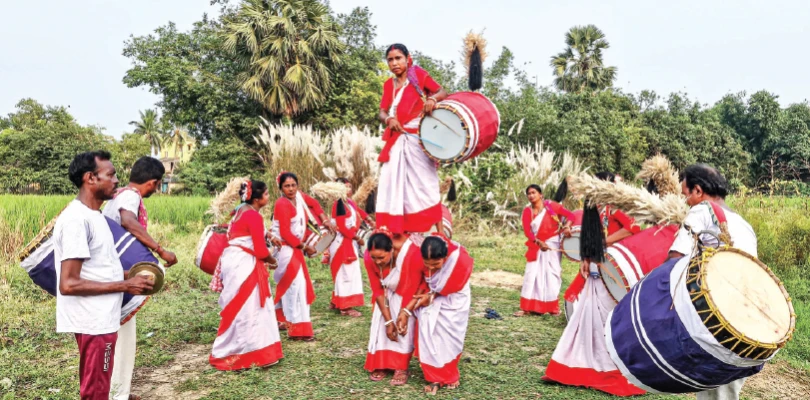 একসঙ্গে ৩ ঢাক বাজানোর কৌশল রপ্তে মগ্ন ইন্দাসের মহিলা ঢাকিরা