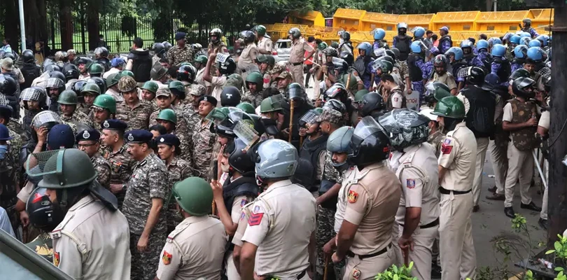 ২৫ হাজার আধাসেনা! ককরোচ ঠেকাতে রাজধানী যেন দুর্গ