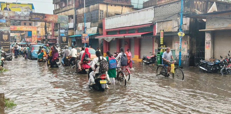 প্রায় দেড় ঘন্টা বৃষ্টিতে জলমগ্ন বোলপুর শ্রীনিকেতন রোড