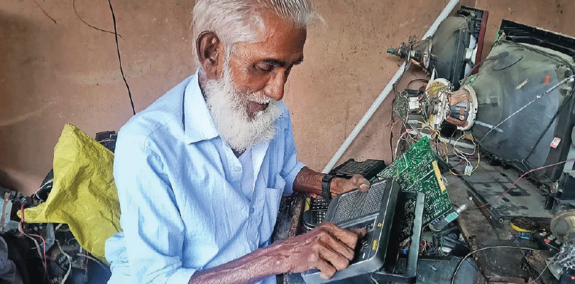 বেতার যন্ত্রে আজও মহালয়ার আবেগে ডুব দেন আরশেদ