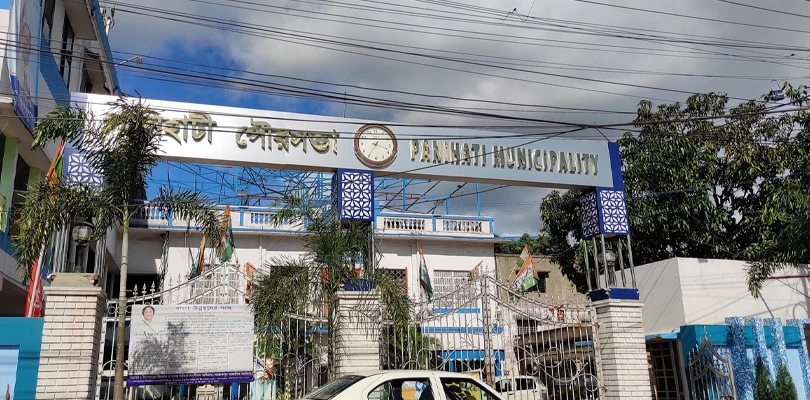 বকেয়া বেতনের দাবিতে পানিহাটি পুরসভায় অস্থায়ী কর্মীদের বিক্ষোভ