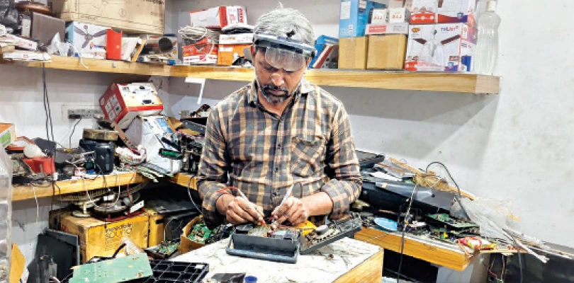 মহালয়া উপলক্ষে মহিষাসুরমর্দিনী শুনতে শিল্পাঞ্চলে রেডিও বিক্রি