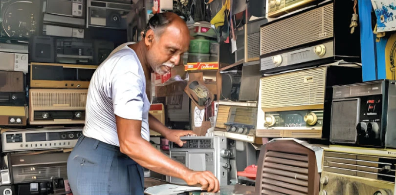 কান মুলে কথা বলান বিকল রেডিয়োকে, মহালয়ায় অমিতরঞ্জন ছাড়া গতি নেই