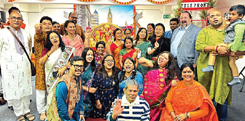 প্রবাসে মাতৃ আরাধনায় দেশেরই স্মৃতি রোমন্থন, এবার লন্ডনে প্রায় ৯০টি পুজো