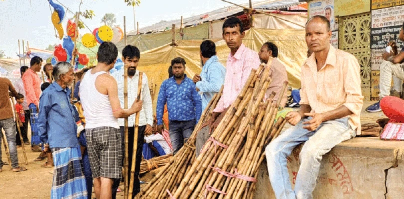 কৃষ্ণনগরে আজও হয় সম্প্রীতির লাঠি মেলা বর্গি হামলার স্মৃতি  দুবরাজপুরে ভিড় জমান বহু মানুষ
