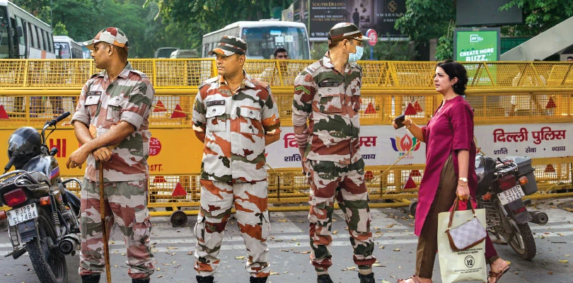 ককরোচ ভয়ে অঘোষিত কার্ফু, আজ দিল্লিতে ‘যন্তরমন্তর ২.০’, ট্রেন বাতিল, মেট্রো বন্ধ, টহল আধাসেনার