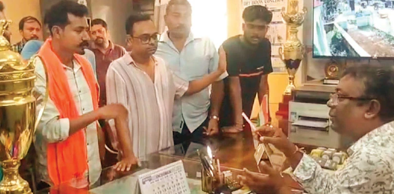 টিফিনের সময় এগিয়ে আনার অভিযোগ, স্কুলে বিক্ষোভ হিন্দু জাগরণ মঞ্চের