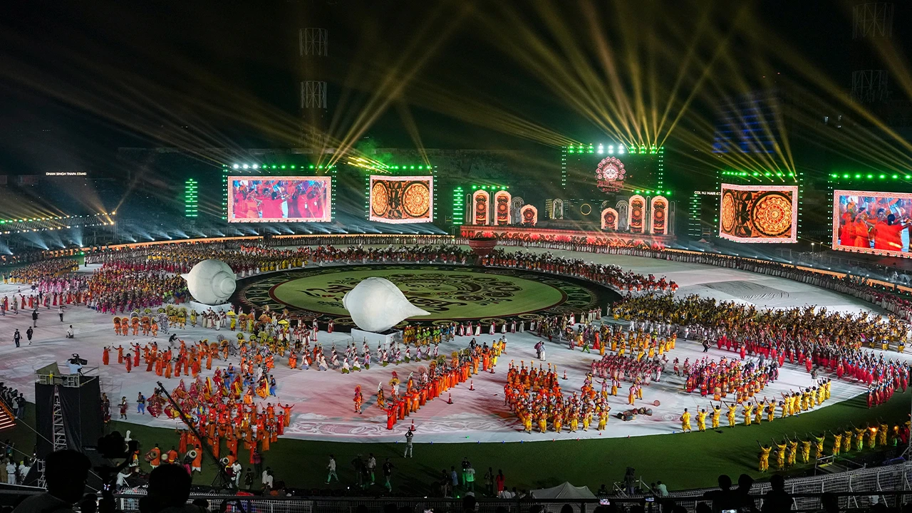 চোখধাঁধানো ড্রোন শো, আতশবাজির রোশনাইয়ে দুর্গাপুজোর সূচনা ইডেনে