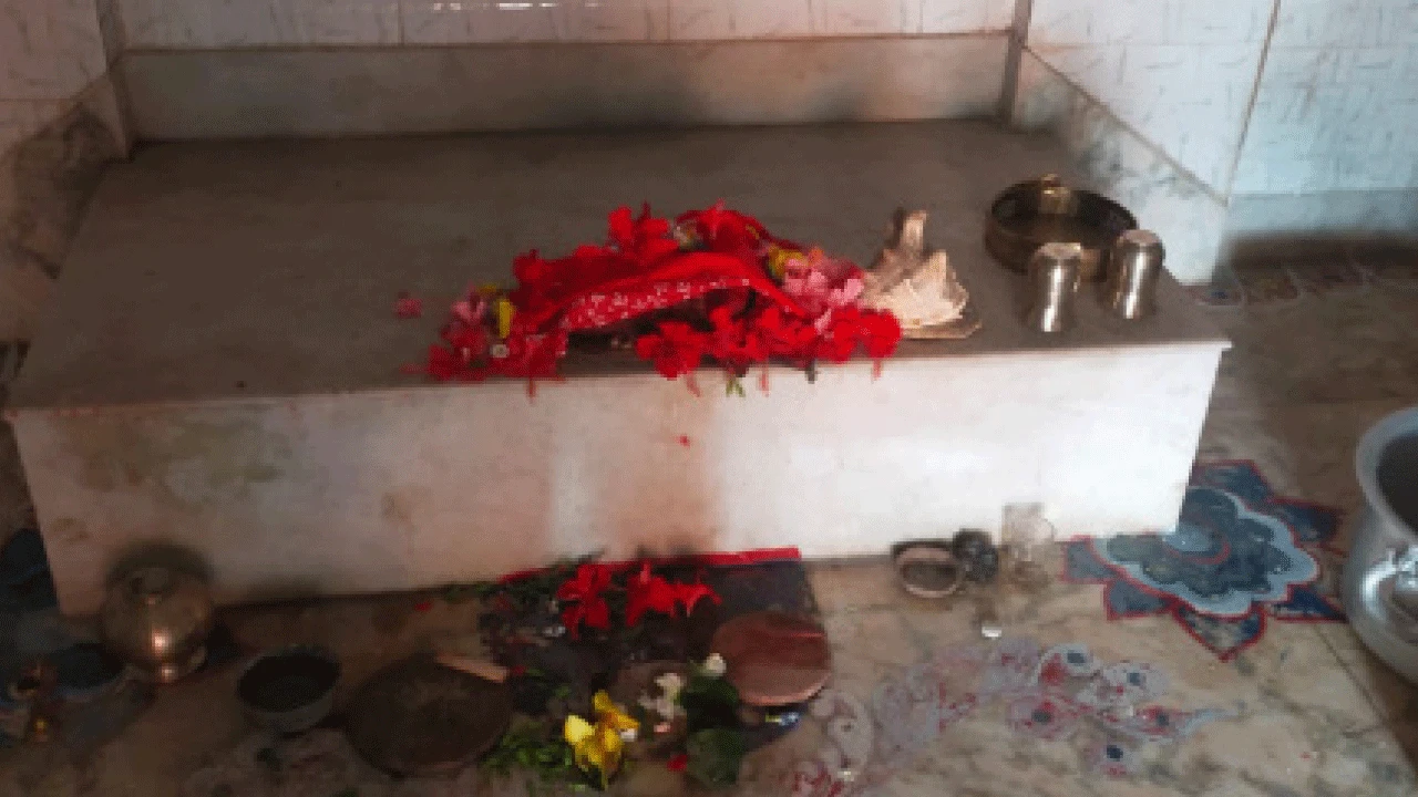 মহিষের রক্তে লেখা তালপাতার পুঁথিই দুর্গা হিসাবে পুজিত চক্রবর্তী পরিবারে