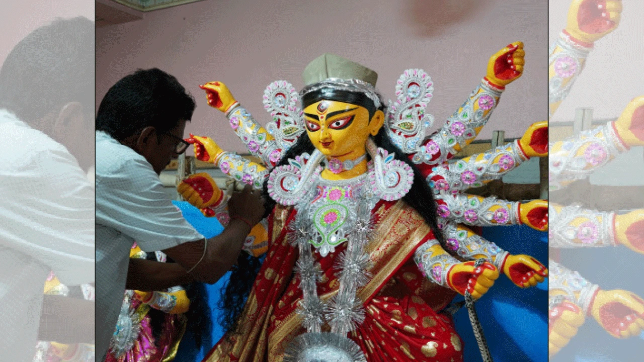 নিজের হাতে তৈরি দুর্গাপ্রতিমার পুজো নিয়ে ব্যস্ত নবম শ্রেণির ছাত্র অঙ্কিত
