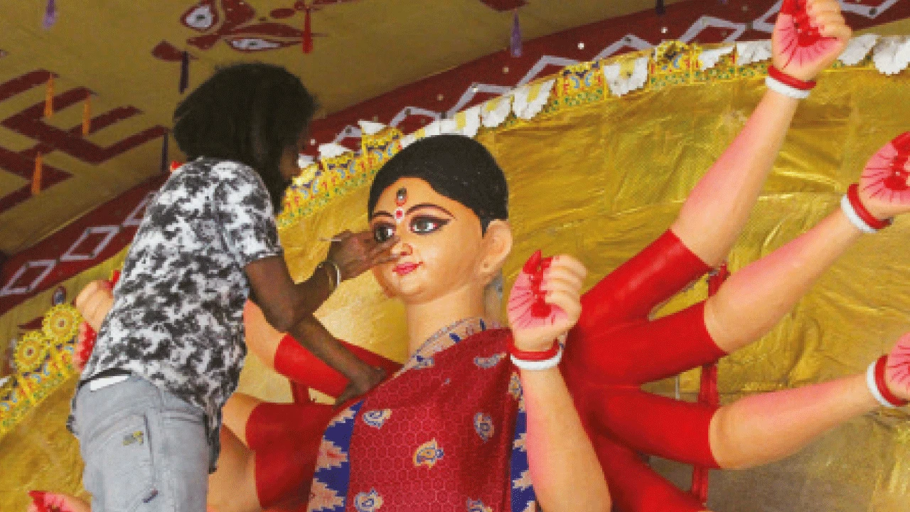 বৈকুণ্ঠপুর রাজবাড়িতে মহালয়ায় হল মা দুর্গার চক্ষুদান ও কালীপুজো