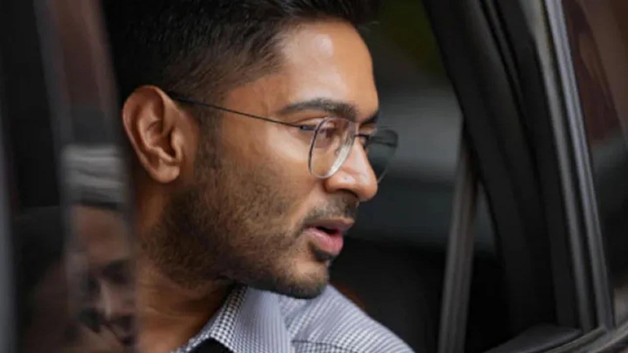 ‘আমাকেও মমতার পাশে ঘেঁষতে দিত না’  প্রাক্তনীদের বিরুদ্ধে ক্ষোভ অভিষেকের