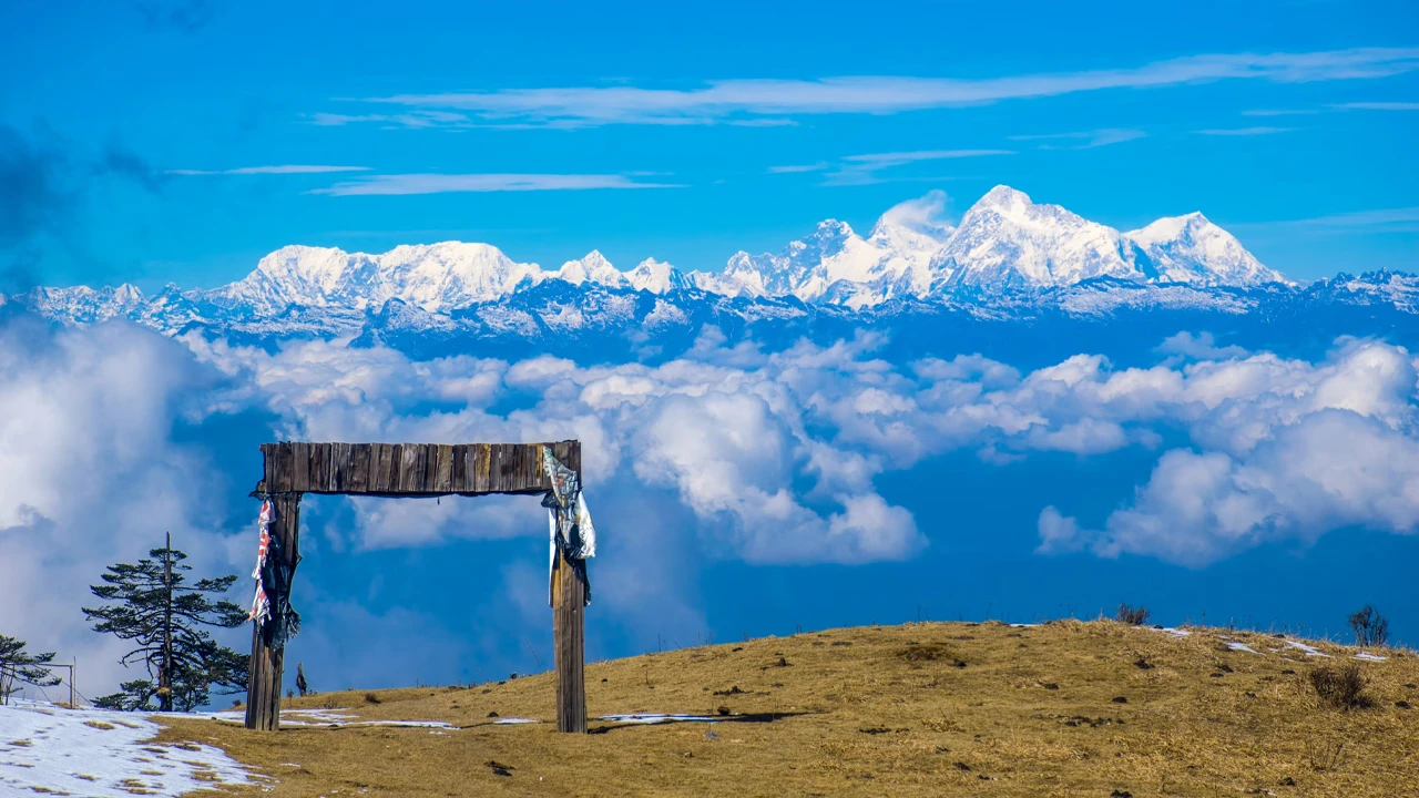 সান্দাকফুতে ফের তুষারপাত,  খুশি পর্যটকরা