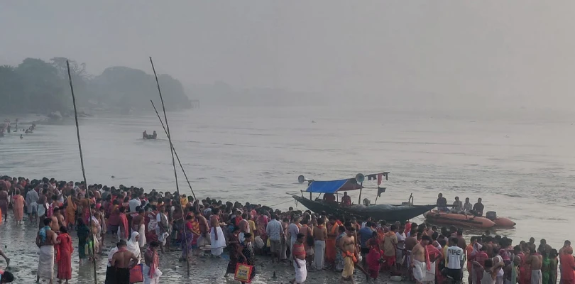মহালয়ার ভোরে উলুবেড়িয়া কালীবাড়ি ঘাটে তর্পণ করার জন্য ভীড়