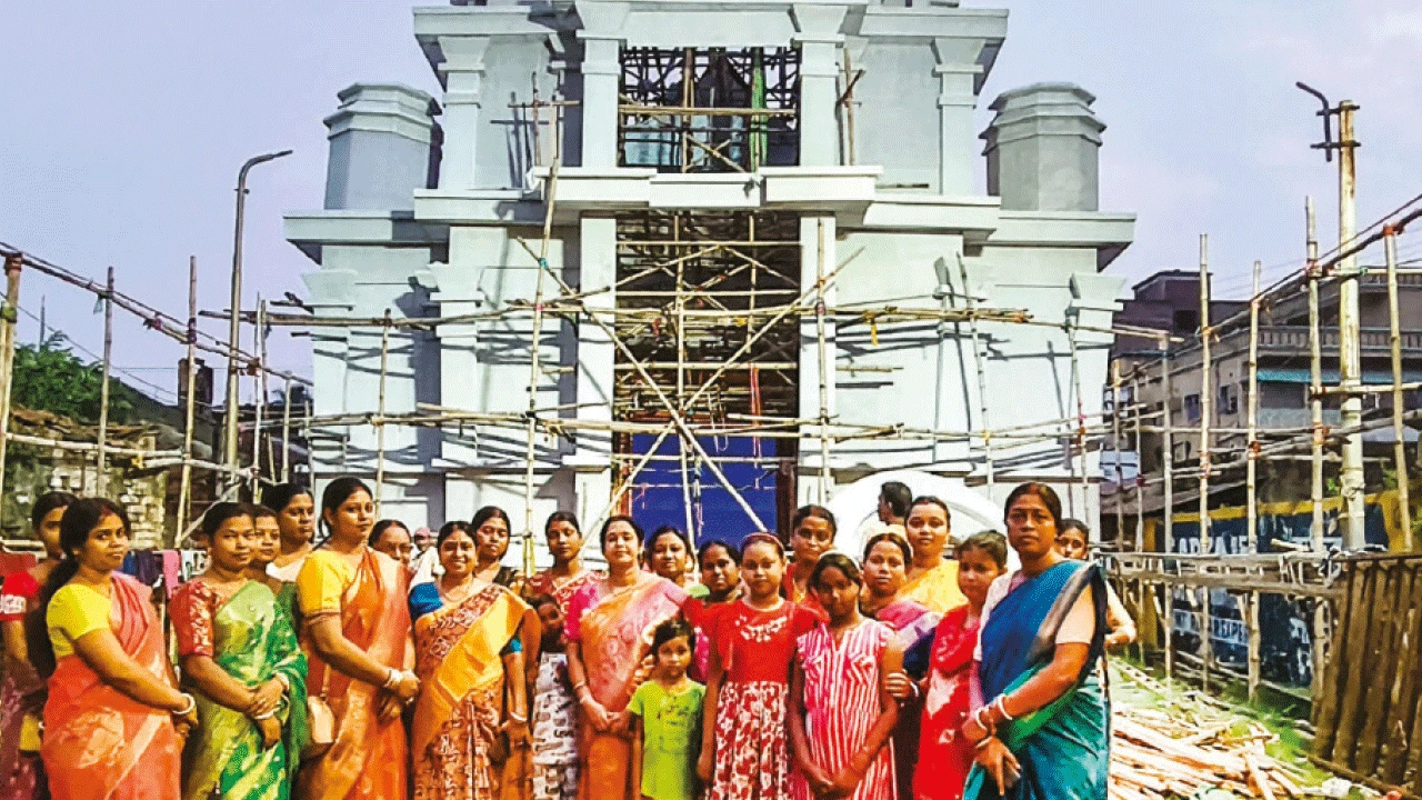 দুর্গাপুরের প্রভাত সংঘের পুজোর  রাশ এলাকার প্রমীলা বাহিনীর হাতে