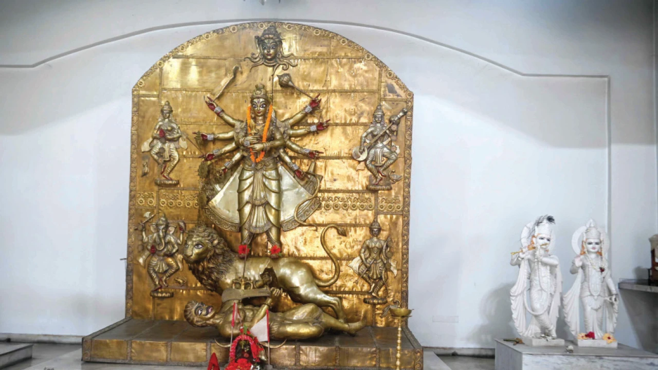 বারুইপুর পুরানো বাজারে দুর্গার পিতলের মূর্তিতে নিত্যপুজো