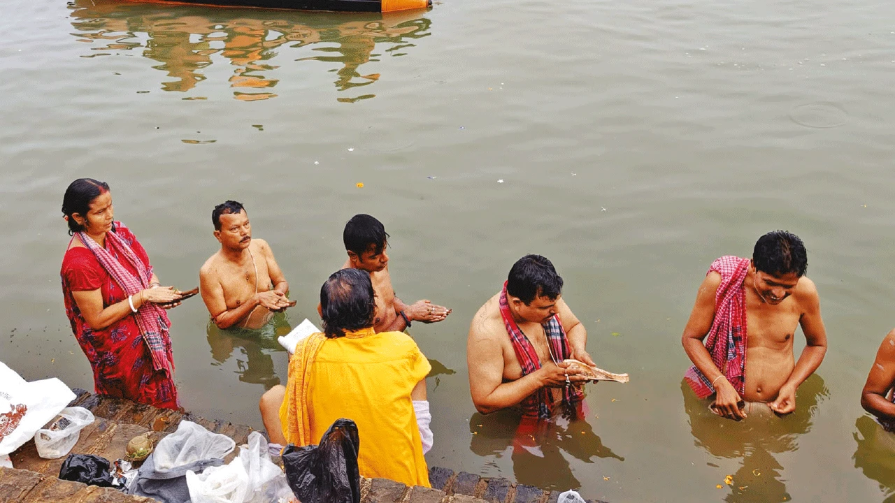 বীরভূমে নদীঘাটে তর্পণে তুমুল ভিড়, সিউড়িতে ঝুঁকি নিয়েই নামলেন জলে, স্থায়ীঘাটের দাবি