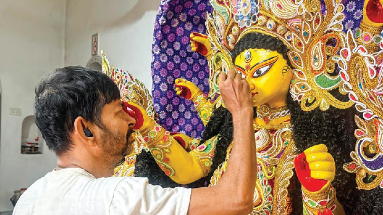 এই তো জীবন..., ঘোষাল পরিবারের দুর্গাদালানে গান ধরবেন উত্তমকুমার!