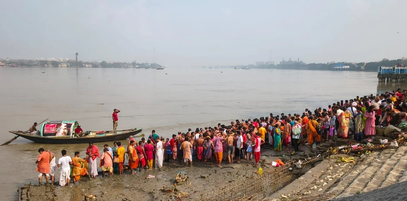 কলকাতার ঘাটে ঘাটে চলছে তর্পণ