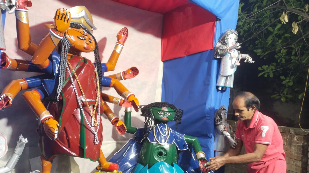 বাইকের ভাঙাচোরা সামগ্রী দিয়ে দুর্গা, চমক নন্দননগরে বৃদ্ধ মেকানিকের