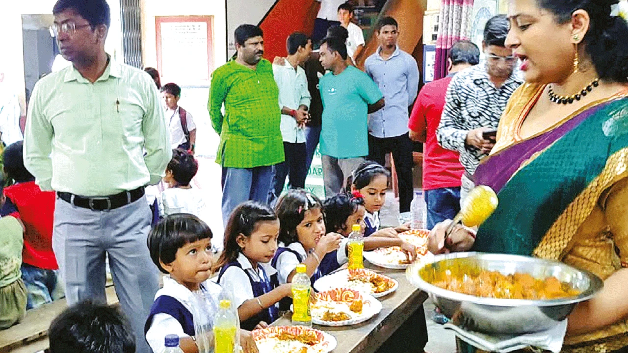 রঘুনাথগঞ্জে ২ প্রাথমিক স্কুলের পড়ুয়াদের একসঙ্গে তিথি ভোজন