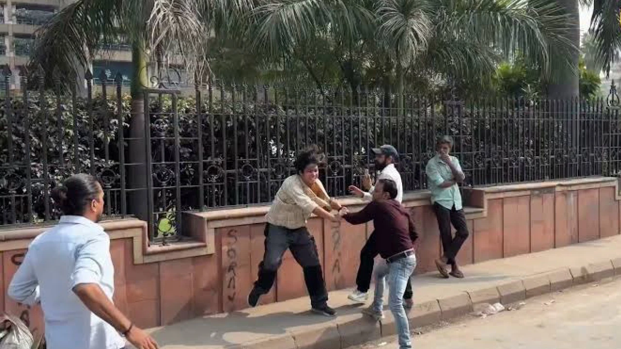 পুলিশের সামনেই বিক্ষোভকারীদের মার দুষ্কৃতীদের!
