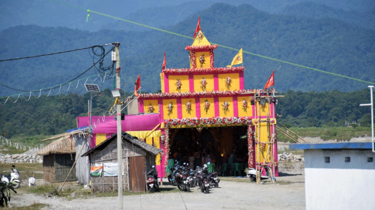 মহানন্দা পাড়ে আনন্দময়ী দশভূজার আরাধনা তিস্তার গ্রাসে নিশ্চিহ্ন চমকডাঙি, লালটং গ্রামের বাসিন্দাদের