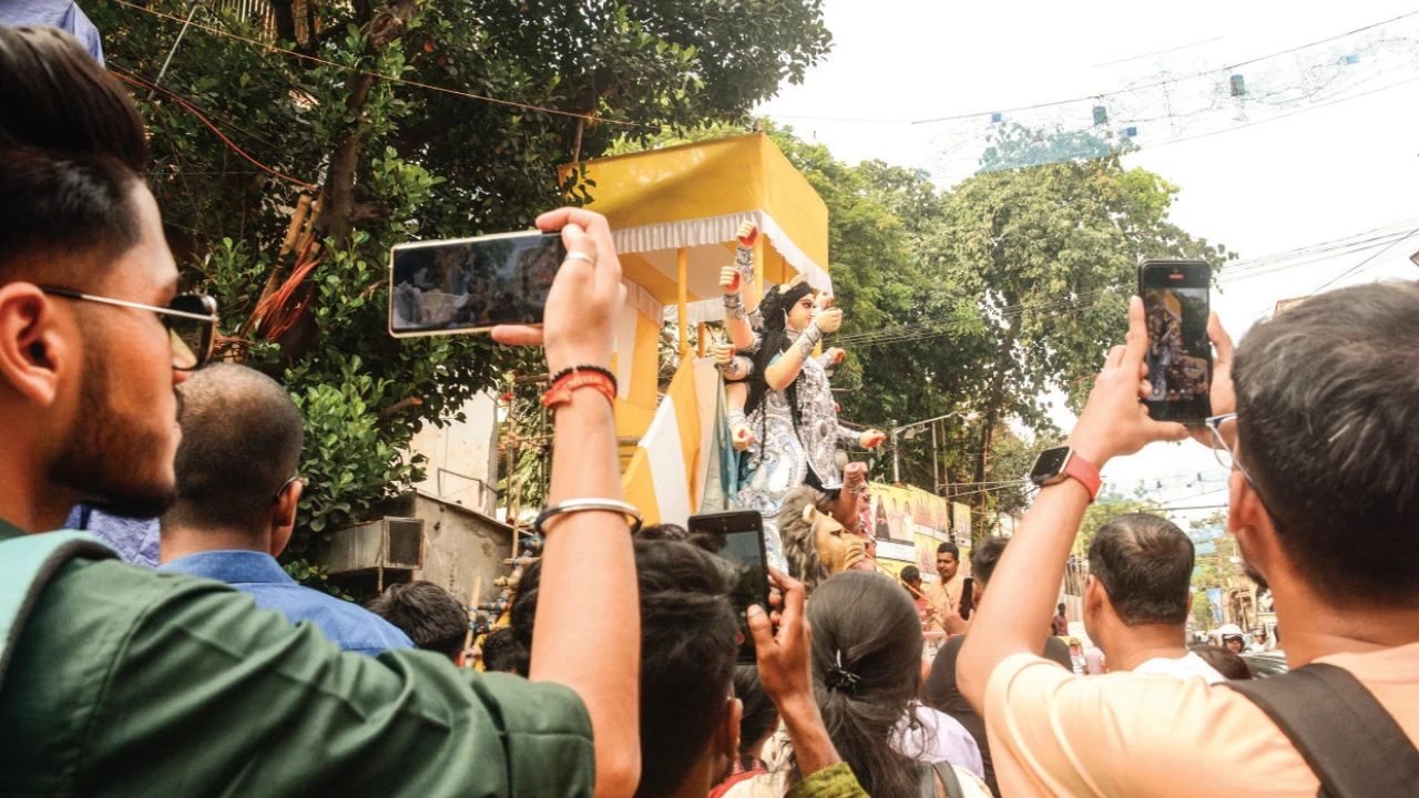 মহালয়ায় দিনভর দমবন্ধ করা ভিড় কুমোরটুলিতে, তিতিবিরক্ত মৃৎশিল্পীরা