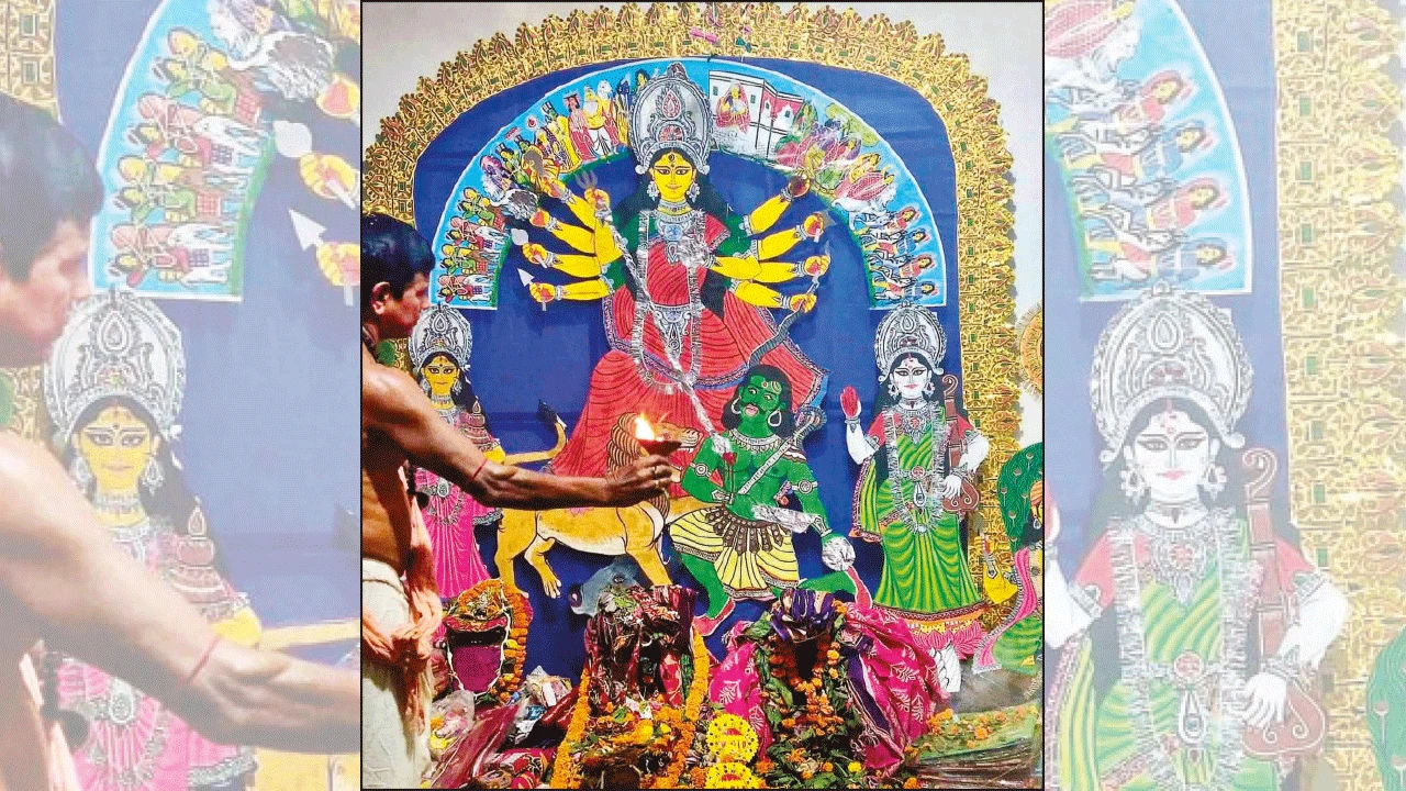 প্রতিমা নয়, শোলার পটে দুর্গার আরাধনা ঐতিহ্য আঁকড়ে কেশিয়াড়ির দত্তবাড়ি