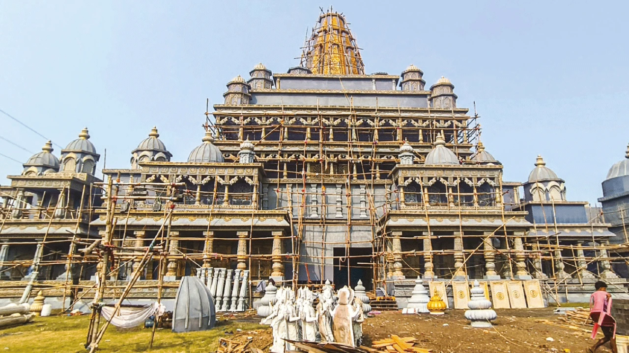 দুর্গাপুরে এবার স্বামীনারায়ণ মন্দির থেকে দ্বারকা নগরী, থিমে একে অপরকে টেক্কা