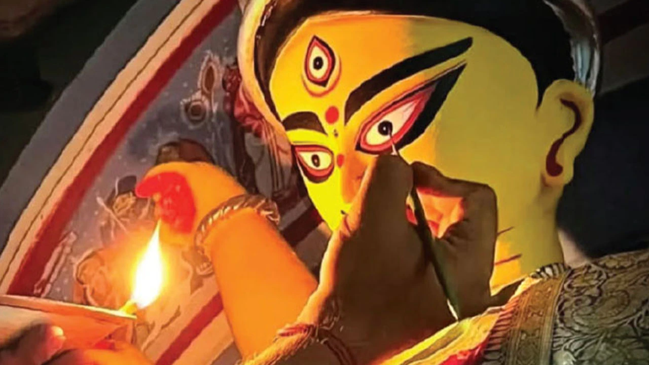 আধুনিক শহুরে জীবনে প্রাসঙ্গিক, বাঘাযতীনের দু’টি মণ্ডপে আদিবাসী, রাঢ়   বঙ্গের সংস্কৃতি