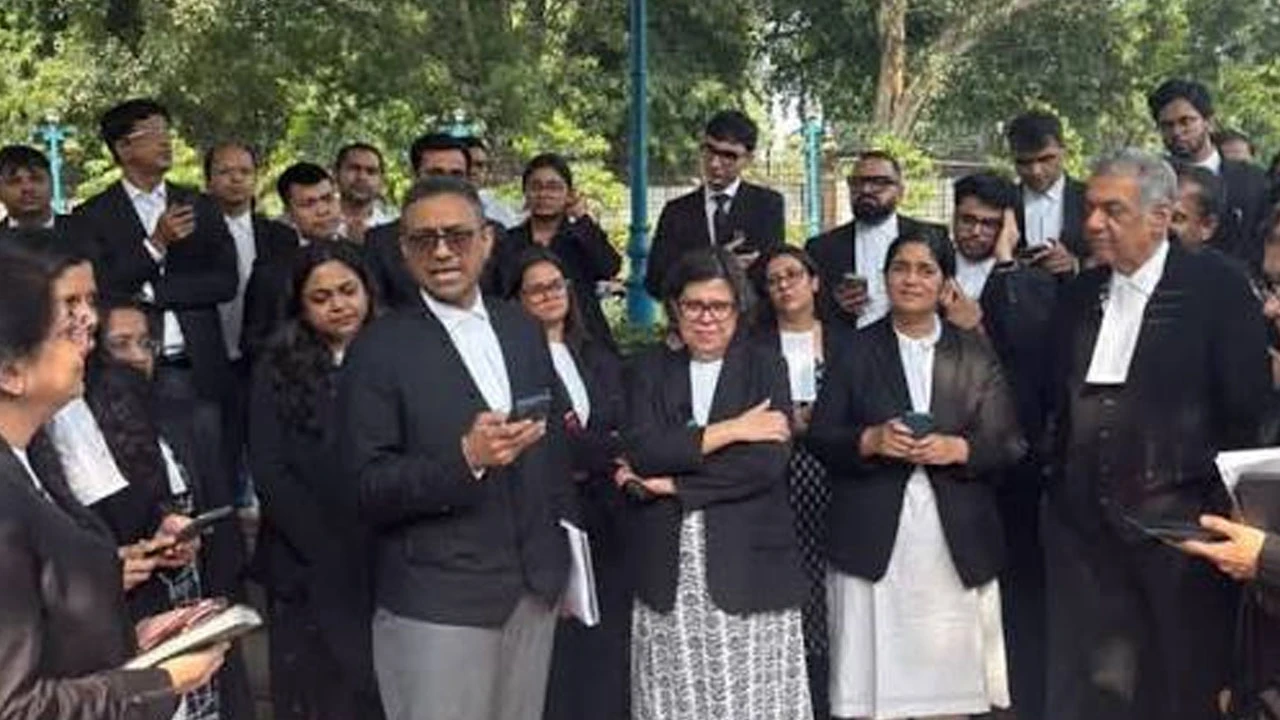 দিল্লি হাইকোর্ট চত্বরে সংবিধান পাঠ করে প্রতিবাদে আইনজীবীরা
