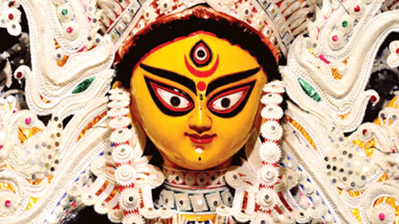 বিষ্ণুপুরে পুজোর থিমে ৪০ ফুট রথ ও মায়ানমারের সিনবিউম প্যাগোডা