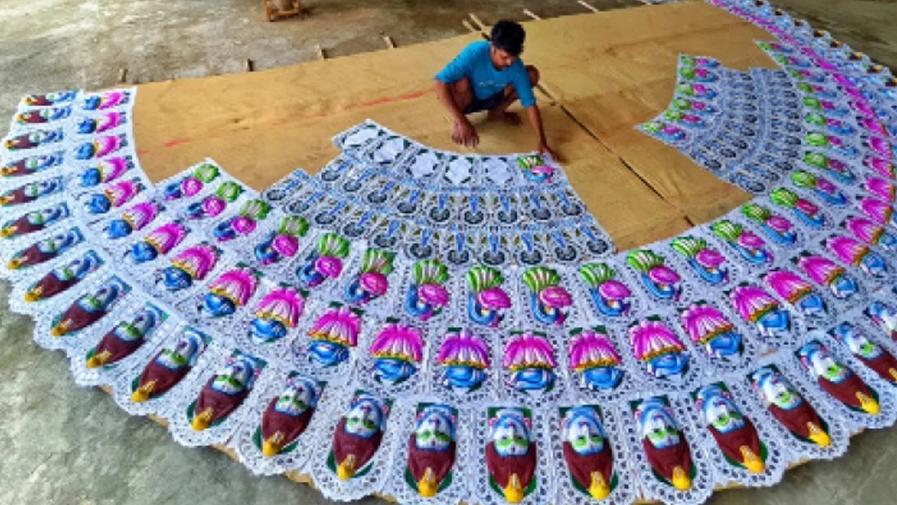 কোথাও ভূস্বর্গ, কোথাও গ্রামীণ হাট! থিমের বৈচিত্র্যে জমজমাট সিউড়ির দুর্গাপুজো