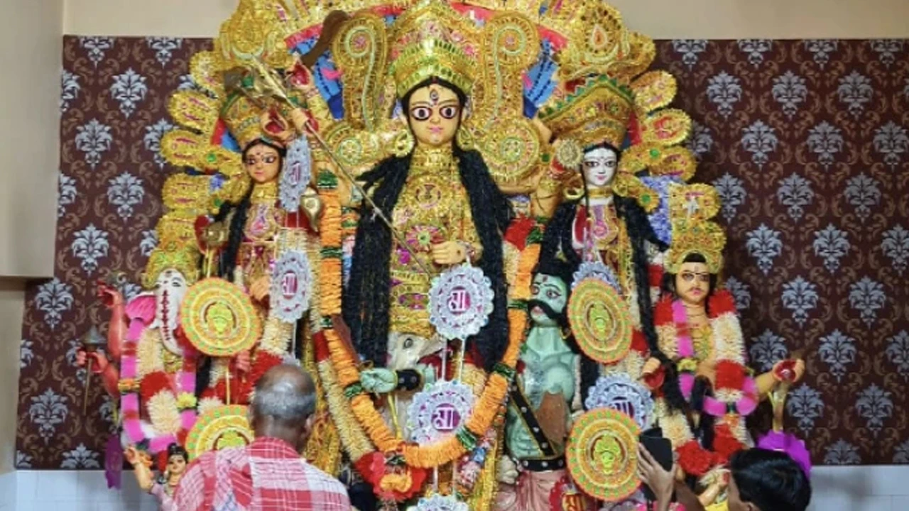 বলির রক্তে নয়, রক্তদানেই মাতৃ আরাধনা! রাজনগরের বেলেড়ায় প্রাচীন পুঁথির মন্ত্রে পুজো দেবী দুর্গার
