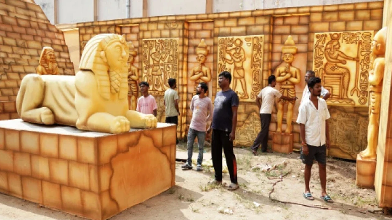 মিশরের পিরামিড থেকে দিল্লির লালকেল্লা, থিম ফুটিয়ে দর্শক টানার লড়াই আরামবাগে