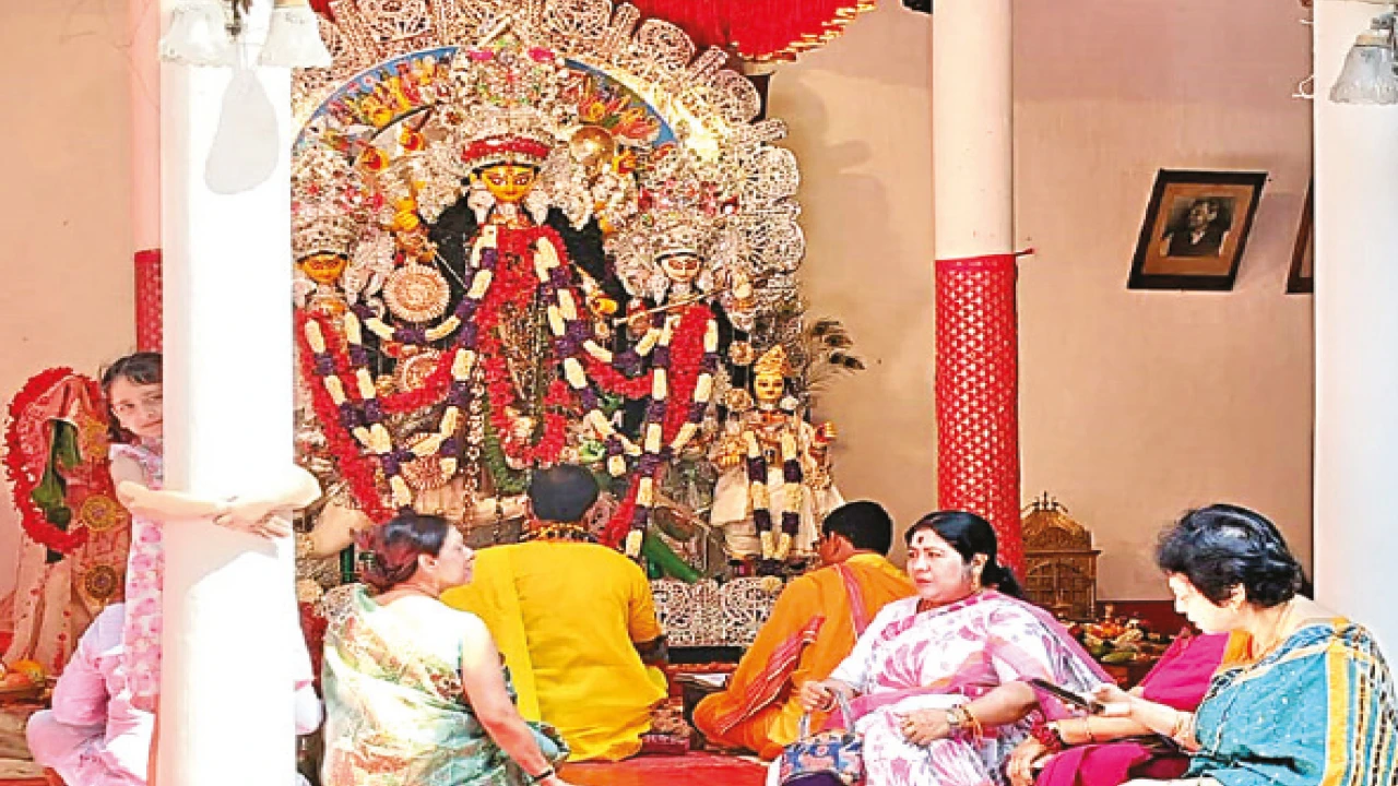 নস্টালজিয়াকে সঙ্গী করে ভবানীপুরের মল্লিকবাড়ির দুর্গাপুজোর শতবর্ষ পার, পুজোর রাতগুলোয় নাটকের আসর  দশমীতে মেটে চচ্চড়ি
