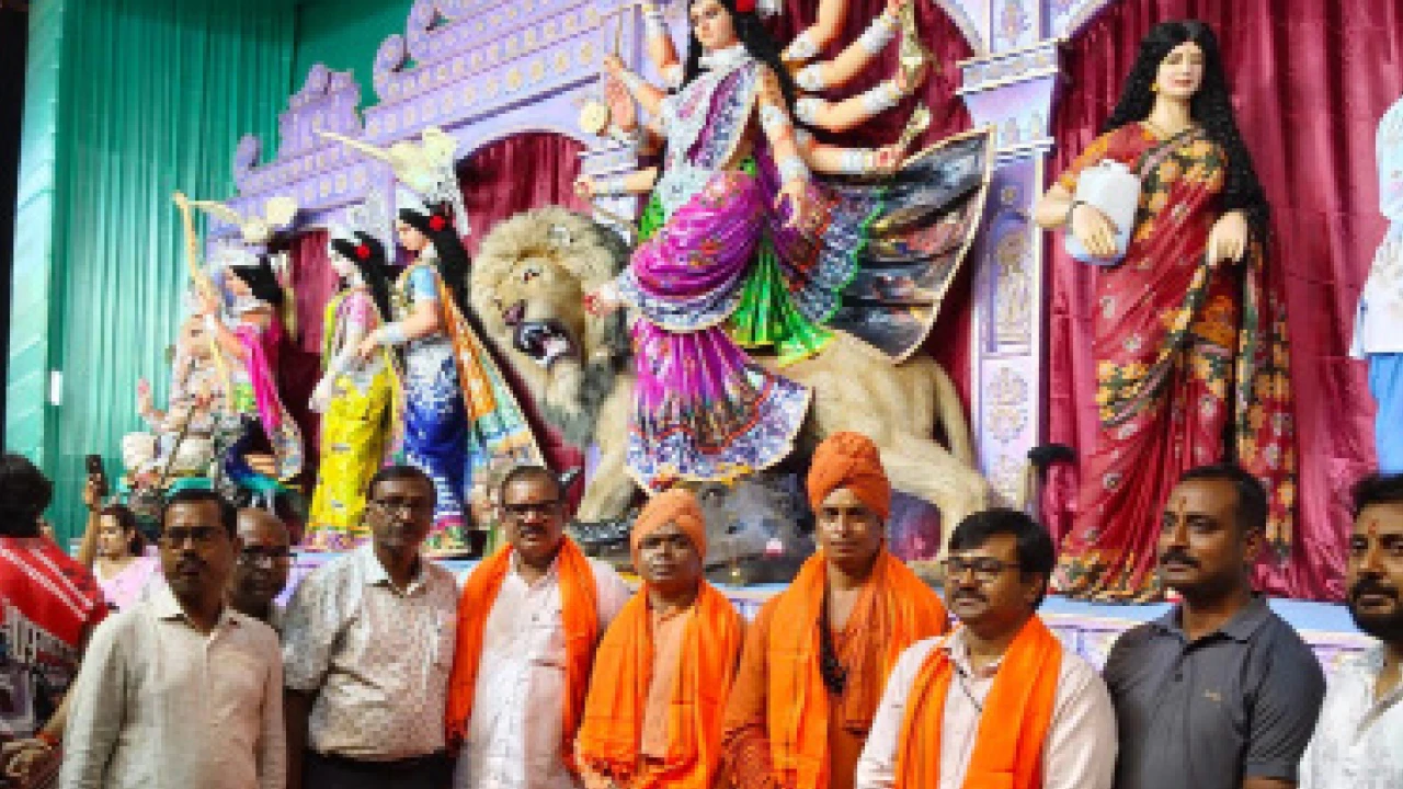 গাজোল ব্ল্যাক ডায়মন্ডের পুজোর এবারের আকর্ষণ ‘দর্পণ’, উদ্বোধনেই জমল ভিড়