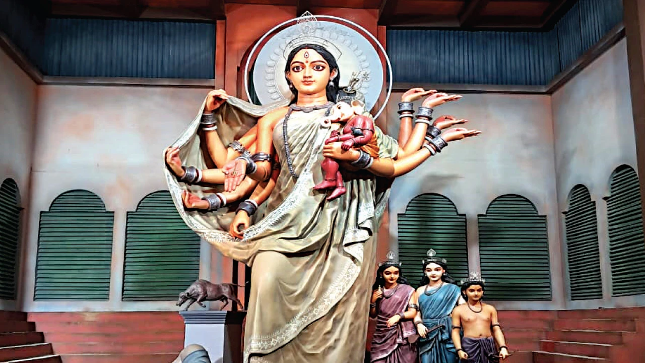 আহিরীটোলা সর্বজনীনে এবার মিষ্টির স্বাদে সম্প্রীতির কাহিনি